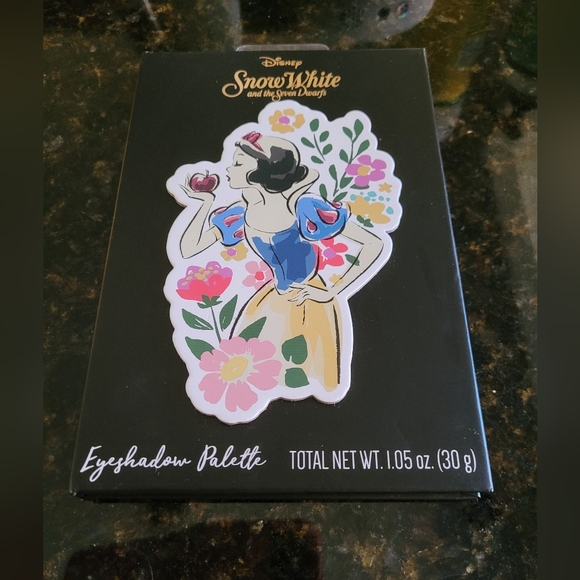 NEW Snow White & the Seven Dwarves 12 Eyeshadow Palette - Picture 1 of 3
